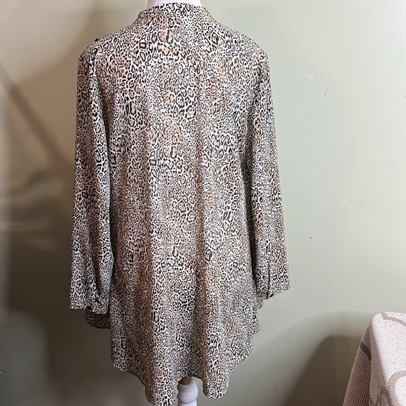 Chico's cheetah print flowy lightweight button down long sleeve Blouse,size 8/10 - Picture 13 of 15